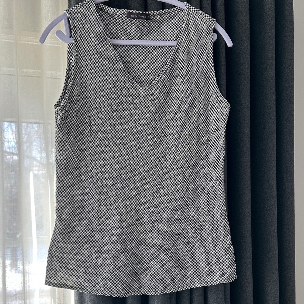 Cut Loose black white gingham sleeveless top v-neck size small